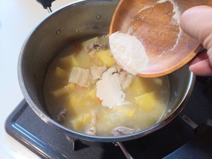もうスポンジは汚しません！ギトギトのカレー鍋をつるんとキレイに洗う裏ワザ【試してみた】