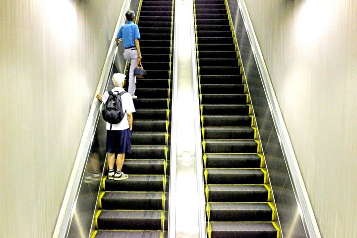 エスカレーターでの危険行為とは？（画像はイメージ）