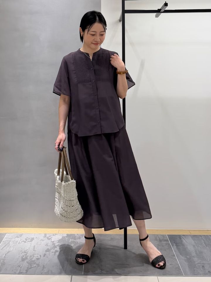 ダークカラーのブラウス＆スカートのセットアップですっきり見え 出典：WEAR