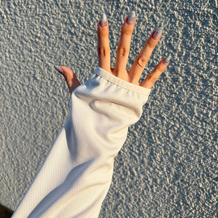 不審者パーカーは、手元もしっかり守ってくれる