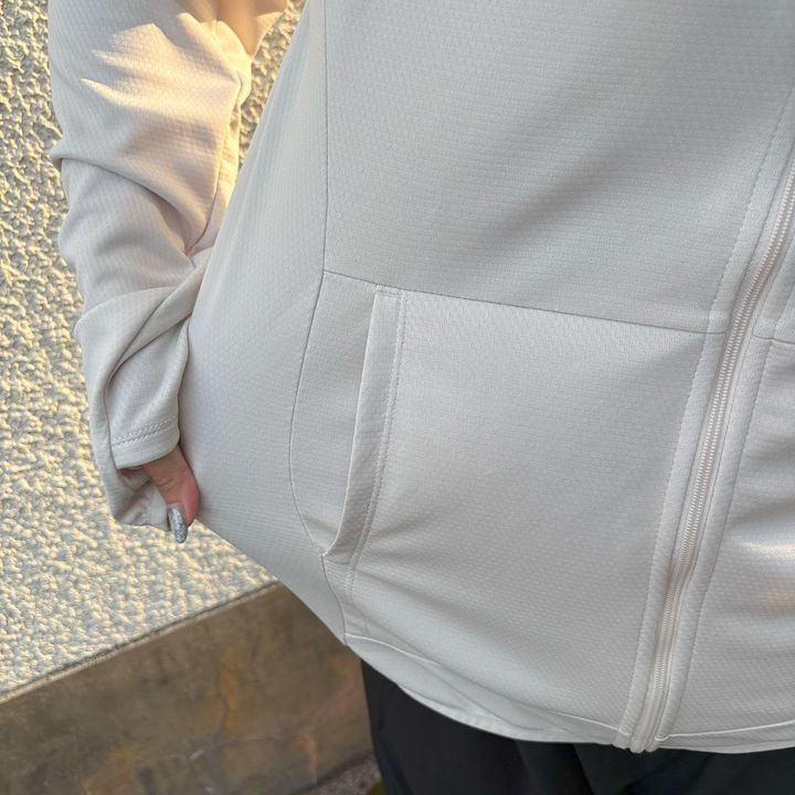 不審者パーカーのほどよくゆったりなサイズ感が体にフィットするので、運動のときに使うのもおすすめ