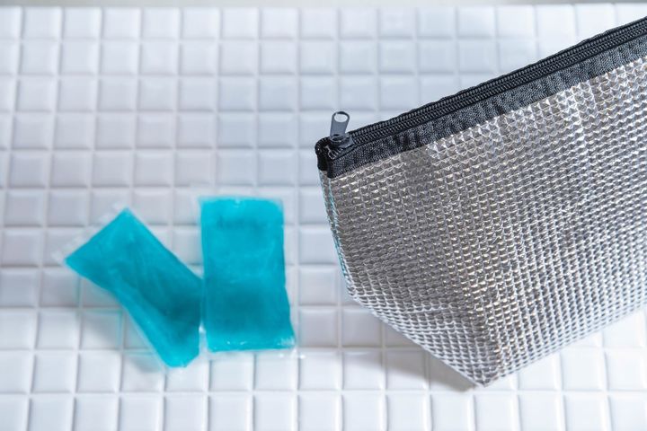 弁当を持ち運ぶ際、保冷剤はどうやって入れる？（画像はイメージ）