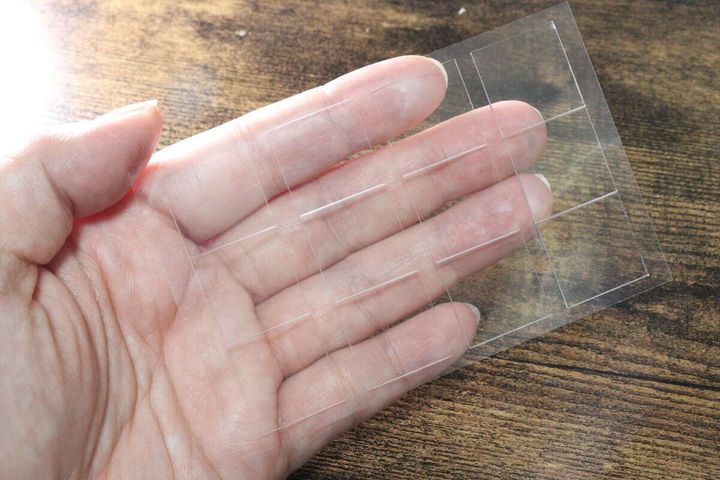 手のひらに乗せられた透明なゲルパッドシート、カットラインが見える