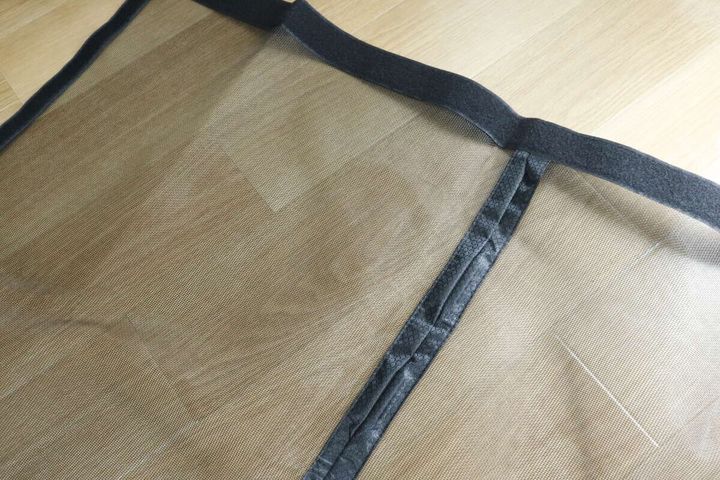網戸ネットの中央にある、マグネットが内蔵された黒い帯状の部分