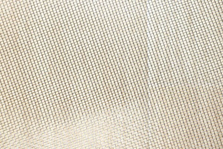 網戸ネットの細かいメッシュ素材が拡大されて写っている