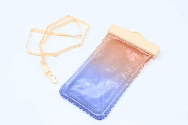 グラデーションカラーの防水スマートフォンケースとストラップ