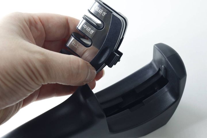 トリプルシャープナーの研磨部を本体から取り外している手元