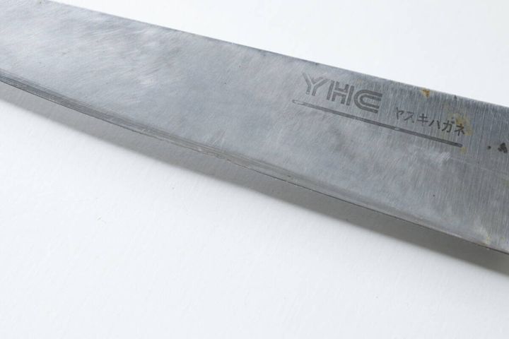 研ぎ終えてバリが出ている包丁の刃先をクローズアップ