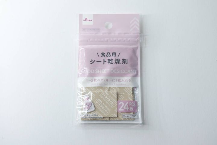 ピンク色のパッケージに入ったダイソーの食品用シート乾燥剤