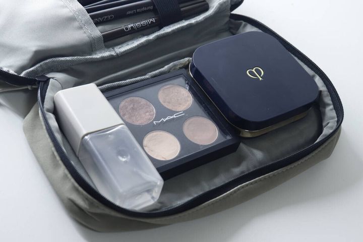 ポーチの中にファンデーションやアイシャドウパレットが収納されている