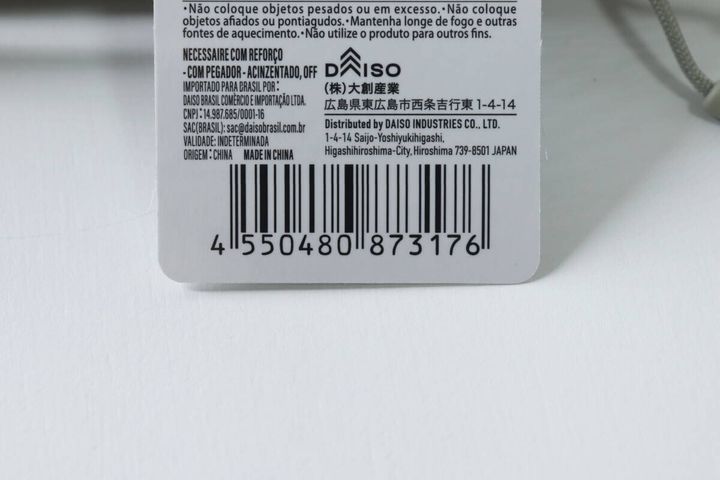 ダイソーマチ付ポーチのタグに記載されたバーコードと商品情報