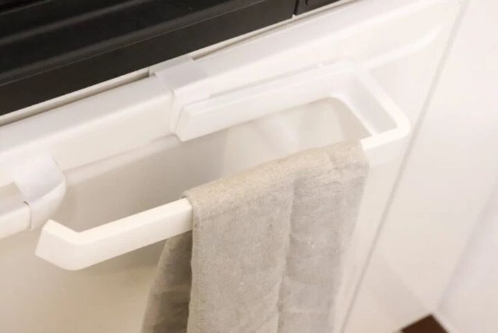 扉に掛けられたコの字型タオルハンガーにグレーのタオル