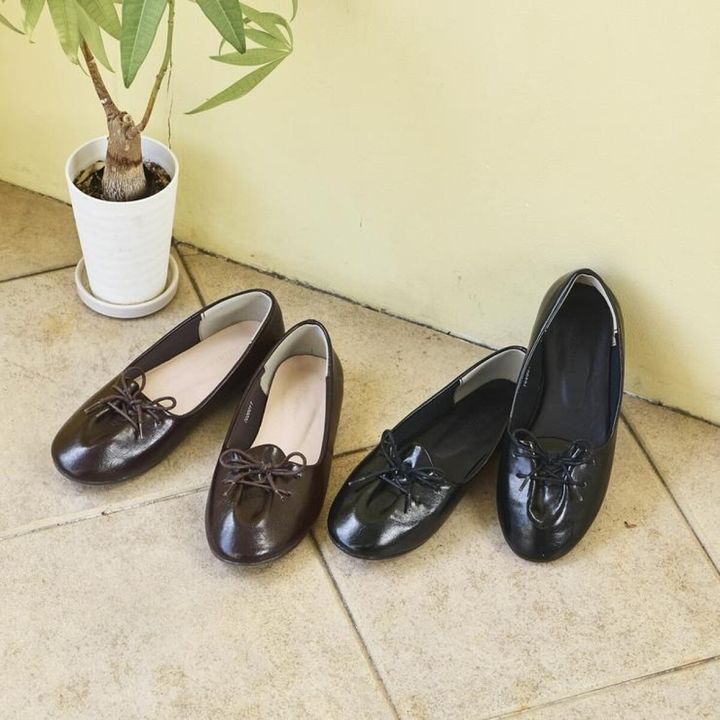 茶色と黒のレースアップパンプスが床に並べられている様子