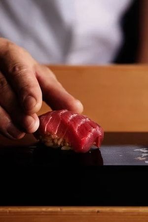 【東京都千代田区】シャングリ・ラ東京「なだ万」で期間限定「江戸前ちらし寿司〈ポキ仕立て〉」を提供