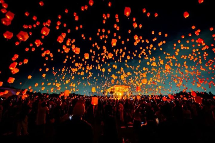 夜空を彩るスカイランタン