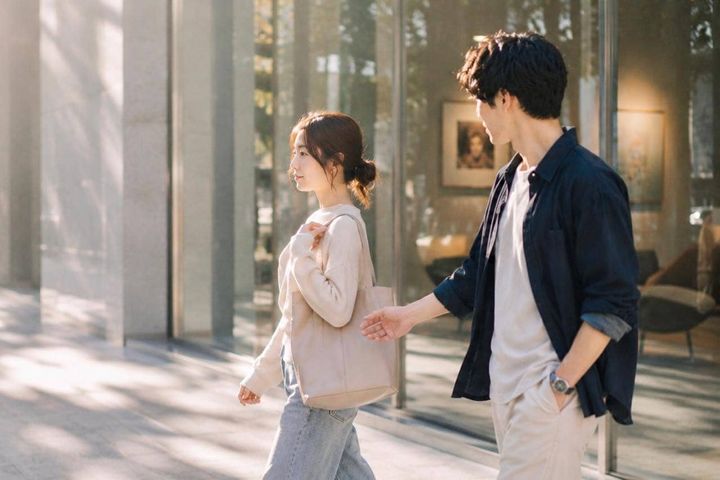 「頼んでないのに、なんで？」男性が“放っておけない女性”にだけ見せる行動