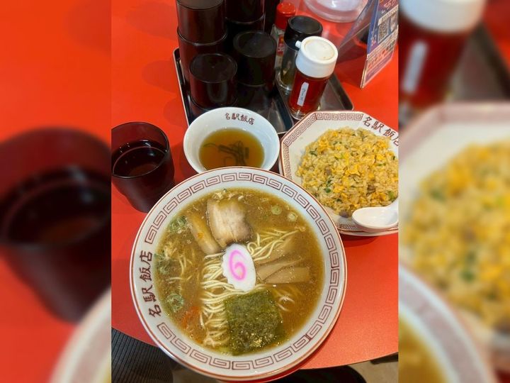 赤いテーブルで味わう至福の時間。リピート必至の素朴な美味しさ