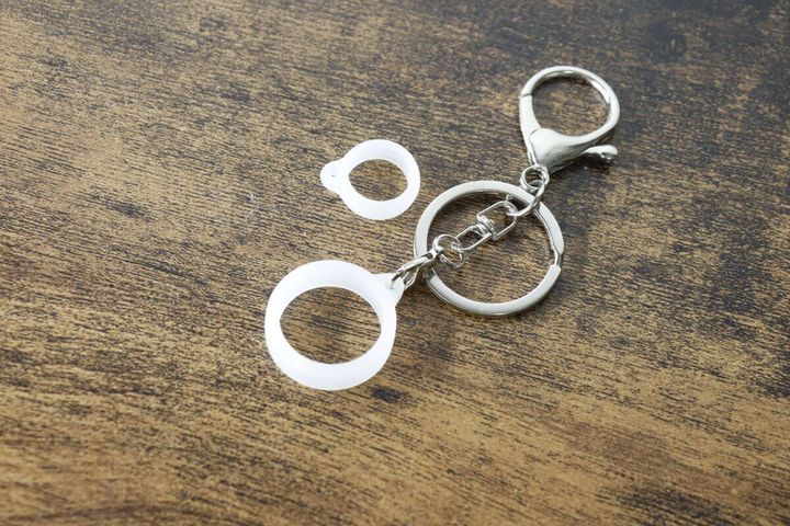 大小2つのシリコーンリングとキーホルダー金具