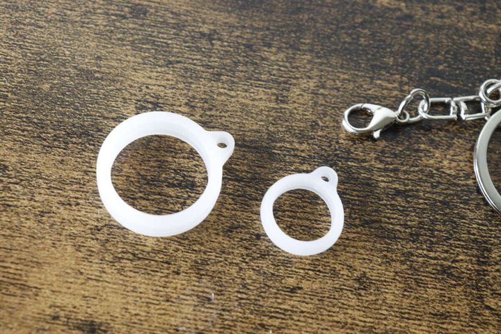 大小2種類のシリコーンリングを並べた様子