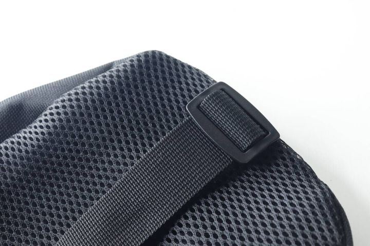 バッグのベルトと長さ調整用バックルのアップ