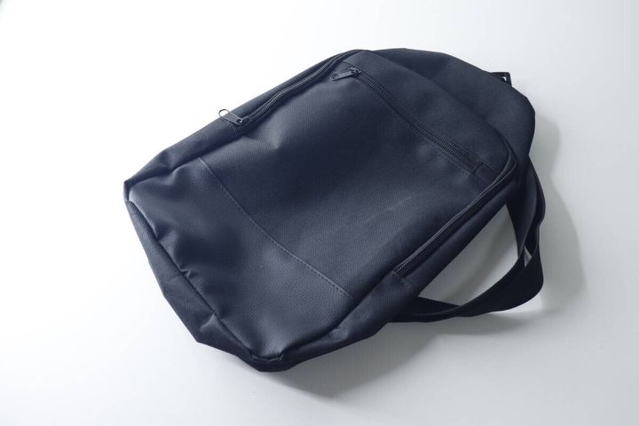 白い背景に斜めに置かれた黒い斜めかけバッグ
