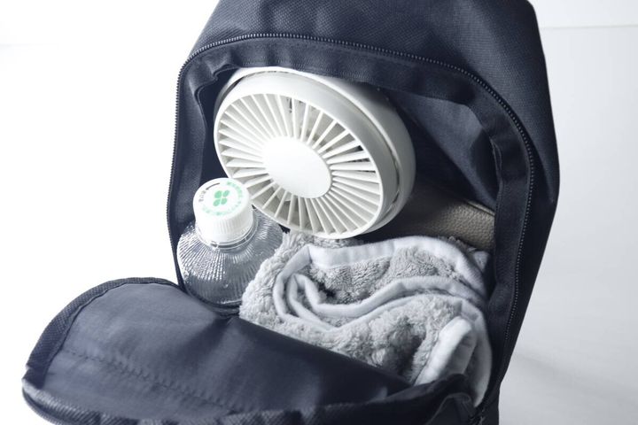 バッグのメイン収納にペットボトルとハンディファンが収まっている