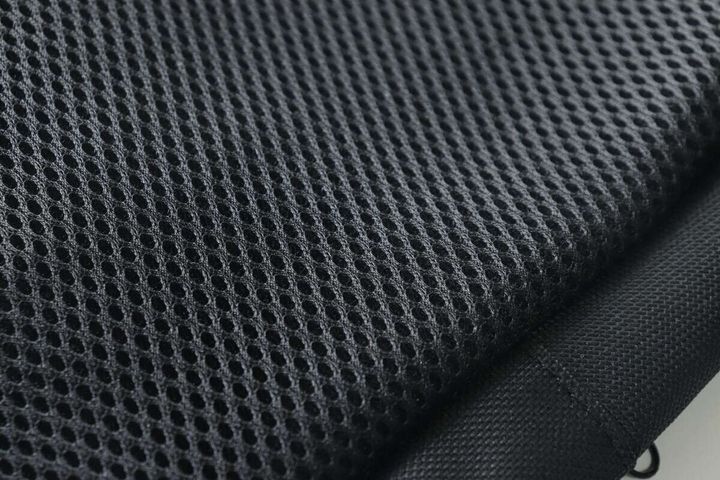 バッグの裏面にある黒いメッシュ素材のアップ