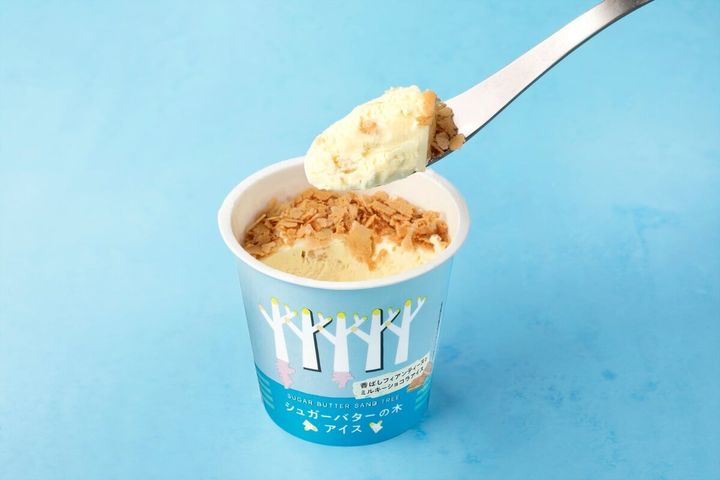 シュガーバターの木アイスをスプーンで持ち上げている
