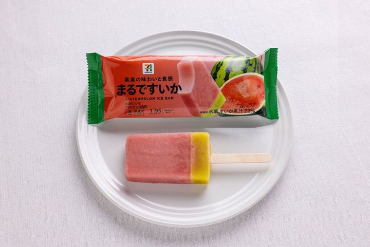 セブンプレミアムまるですいかのアイスバーとパッケージが白い皿に乗っている