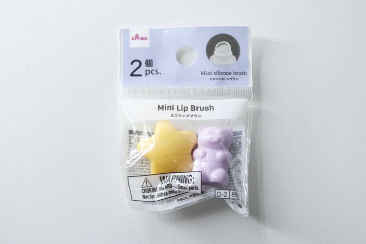 パッケージに入ったダイソーのミニリップブラシ。星形とくまちゃん形が並んでいる
