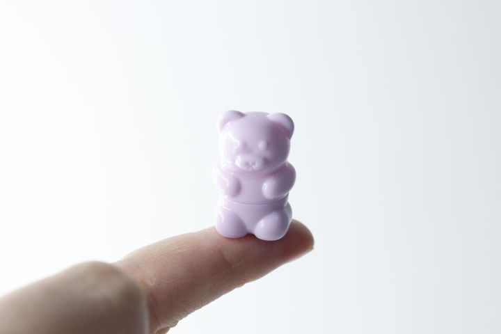 指先にちょこんと乗せられた、くまちゃん形のミニリップブラシ。その小ささがわかる