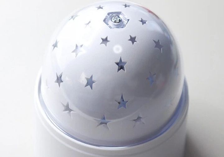 星形の穴が開いた白いドーム型のプラネタリウムライト本体