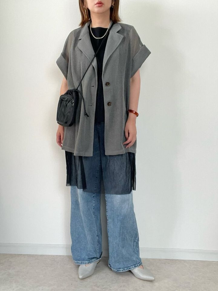 グレーのシアー半袖ジャケットとワイドデニムを着用した女性の全身