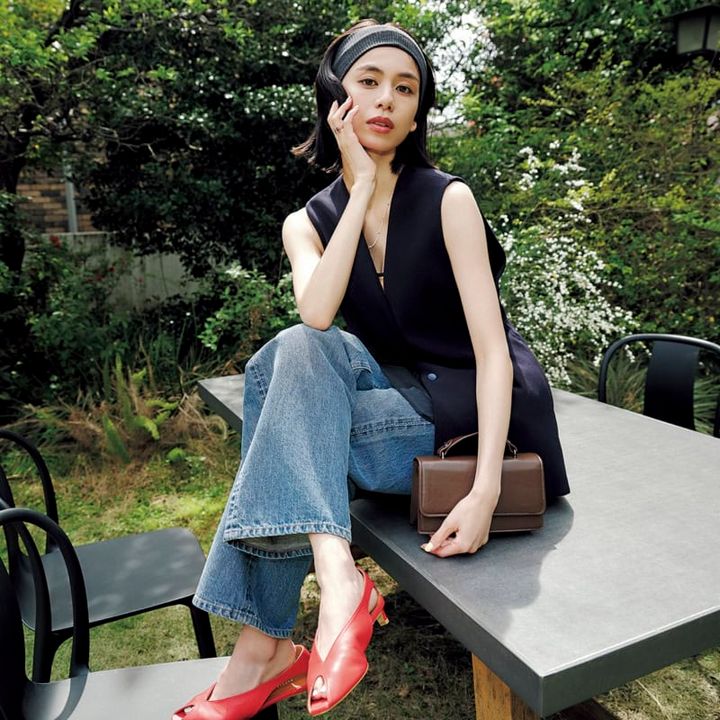 【UNITED ARROWS】タフな美しさを備えた洗練ベストをさらり 女性らしい曲線と、ふくらみのあるモードな生地感でさっと纏うだけでサマになるベスト。UVカットや防汚加工が施され、着こなしにも自信が持てる。ベスト¥24,970（ユナイテッドアローズ／ユナイテッドアローズ 渋谷スクランブルスクエア店） 中に着たキャミソール¥13,200（ダン） チュールミニスカート¥35,200（マージ）、バッグ¥19,800（ヴィスク／ともにS&T） デニムパンツ¥30,800(ザ シンゾーン／シンゾーン ルミネ新宿店) ヘアバンド¥3,300（トゥ） ネックレス¥23,200（スティーン／フラッパーズ） ストーンリング¥94,600、ダブルストーンリング¥112,200（ともにケイアスキム） パンプス¥36,300（ピッピシック／ベイジュ）