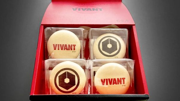 加賀麩の製造販売を行う不室屋が、「日曜劇場『VIVANT』コラボ お吸い物最中」を発売