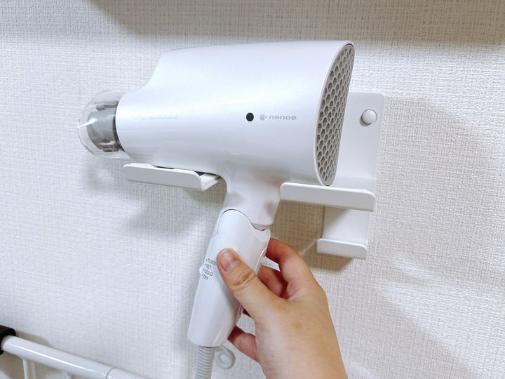 ドライヤーをホルダーにのせる