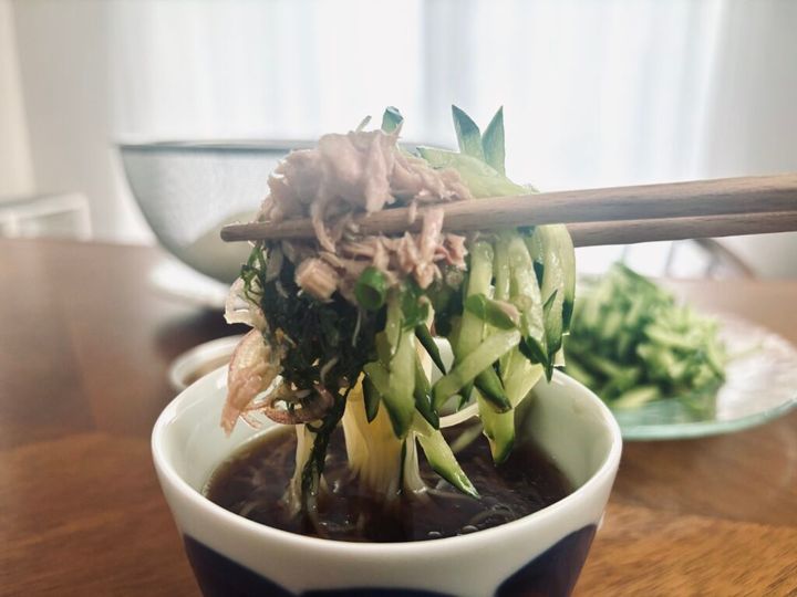 そうめんを箸で持ち上げる
