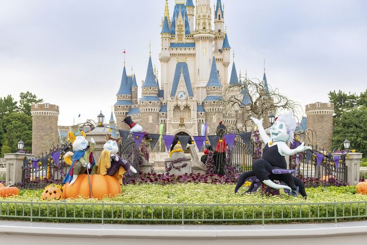 東京ディズニーランド シンデレラ城前のハロウィーンデコレーション