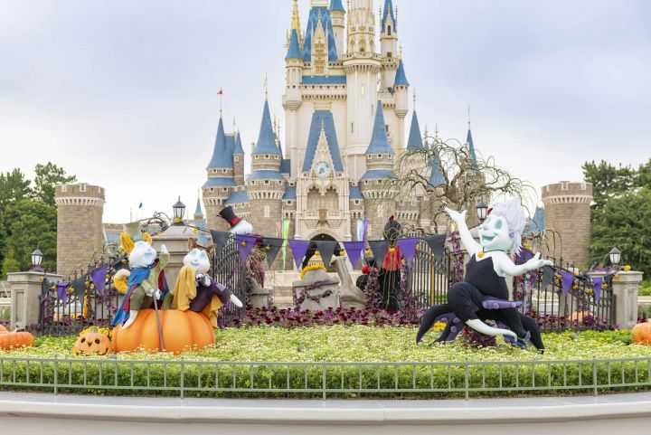 東京ディズニーランド シンデレラ城前のハロウィーンデコレーション