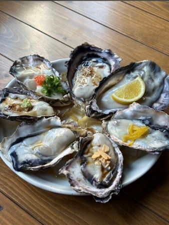 【大阪府大阪市】一年中生牡蠣が味わえる、牡蠣づくしの居酒屋「イザカヤキツネ」が難波にオープン！