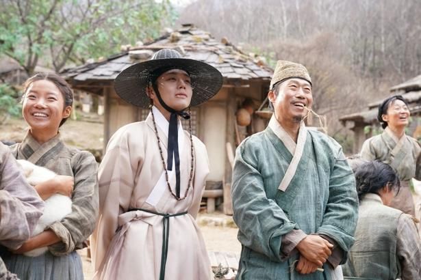 心を開き、村人たちと交流するようになった端宗 [c]2026 SHOWBOX & BA ENTERTAINMENT ALL RIGHTS RESERVED.