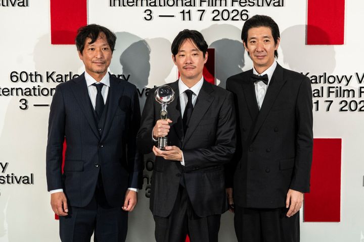 映画『焼却炉』が第60回カルロヴィ・ヴァリ国際映画祭でプロキシマ部門審査員特別賞授賞（左から）高田聡プロデューサー、内田俊太郎監督、長尾卓磨 （C）2026 KVIFF width=