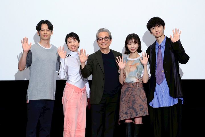映画『Piccola felicita（ピッコラ・フェリチタ）～小さな幸せ～』初日舞台挨拶に登壇した（左から）河相我聞、菜葉菜、水谷豊監督、趣里、橋本淳 （C）Trysome Bros. width=