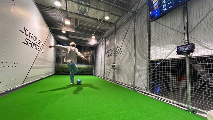 画像1: Jリーグで人気のシュート体験「シューソク」、東京・お台場『ジョイポリススポーツX』に初の常設導入！映像エフェクトがすごい