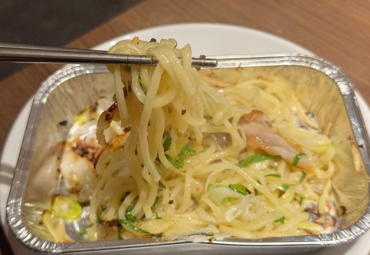 牛角自慢の秘伝の塩だれを使用した、ガツンとした塩味がクセになる塩焼きそば