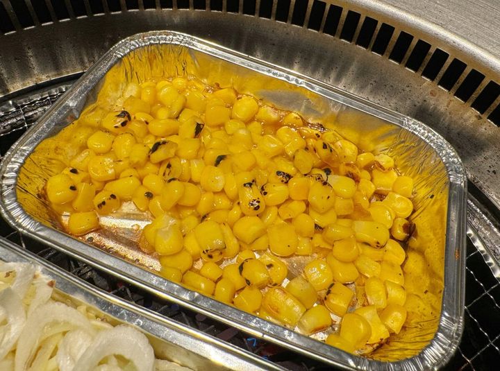 ホイルトレイに入った粒もろこしにバターが溶けて焦がし醤油の香りがフワッと漂い食欲が掻き立てられます