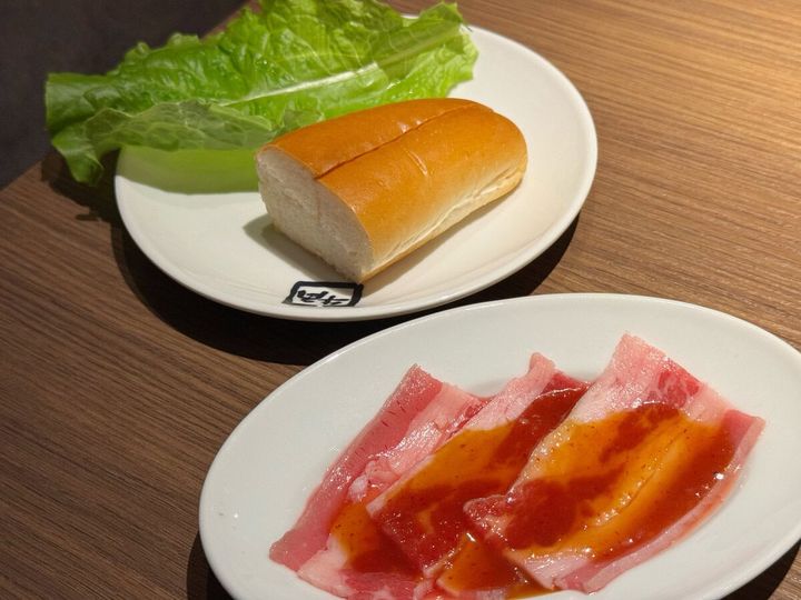 ジューシーなお肉をワンハンドでガブリ「牛カルビコッペ」