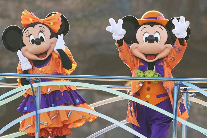 ハロウィーンコスチュームのミニーマウスとミッキーマウス