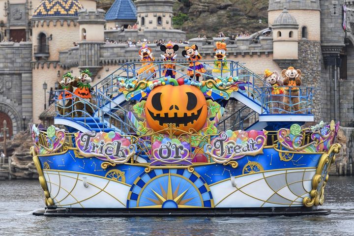 東京ディズニーシーのハーバーを進むディズニー・ハロウィーン・グリーティングの船