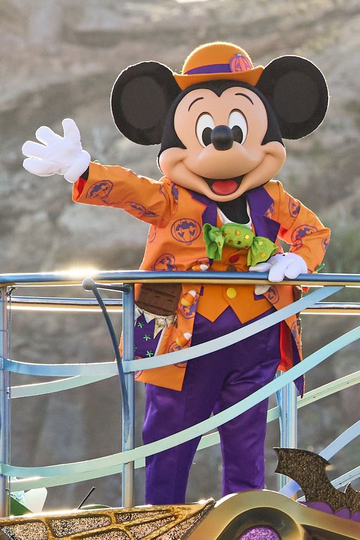 オレンジ色のハロウィーンコスチュームのミッキーマウス